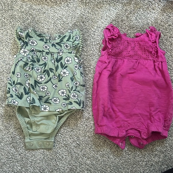 Newborn Baby Girl Carter’s Bundle of clothes - Picture 2 of 9